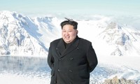 Chủ tịch Kim Jong-un đứng trên đỉnh núi Paektu. Ảnh: Yonhap