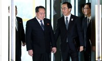 Bộ trưởng Thống nhất, Trưởng đoàn đàm phán Hàn Quốc Cho Myoung-gyon (phải) và Chủ tịch Ủy ban thống nhất Hòa bình Triều Tiên (CPRK), Trưởng đoàn đàm phán Triều Tiên, Ri Son-gwon (trái) tại cuộc đàm phán cấp cao ở làng đình chiến Panmunjom sáng 9/1. Ảnh: A