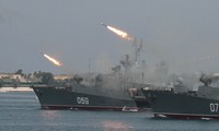 Tàu chiến Nga phóng tên lửa. Ảnh: Reuters