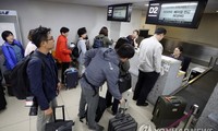 Các phóng viên Hàn Quốc tập trung tại sân bay sáng 21/5 để lên đường đến Trung Quốc. Ảnh: Yonhap
