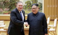 Ngoại trưởng Mỹ Mike Pompeo (trái) bắt tay Chủ tịch Triều Tiên Kim Jong-un (phải) trong một cuộc gặp mới đây tại Bình Nhưỡng. Ảnh: Nhà Trắng