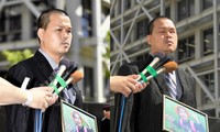 Cha bé Nhật Linh mang ảnh con gái đến phiên xét xử tại Nhật Bản