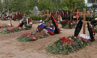 Phần mộ các thủy thủ thiệt mạng trong tai nạn tàu ngầm hôm 1/7 ở Nga. Ảnh: Sputnik