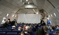 Các hành khách Mỹ trên chuyến bay sơ tán từ Nhật Bản về nước. Ảnh: Reuters