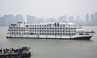 Du thuyền được điều đến Vũ Hán neo đậu trên sông Dương Tử. Ảnh: Reuters