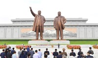 Người dân tưởng niệm các cố lãnh tụ Triều Tiên trong ngày Quốc khánh 9/9. Ảnh: Yonhap