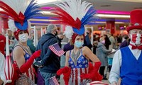 Vũ công ở sân bay Heathrow (London, Anh) diện trang phục cờ Mỹ để ăn mừng ngày Mỹ mở cửa biên giới. Ảnh: PA