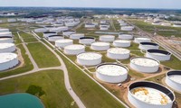 Các bể chứa dầu thô ở Cushing, Oklahoma (Mỹ). Ảnh: Reuters