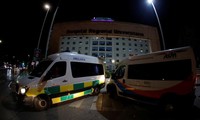 Xe cấp cứu đậu trước Bệnh viện Đại học Khu vực Malaga hôm 6/12. Ảnh: Reuters