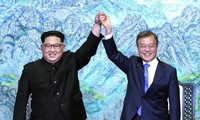 Tổng thống Hàn Quốc Moon Jae-in và Chủ tịch Triều Tiên Kim Jong-un trong một cuộc gặp năm 2018. Ảnh: AP