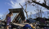 Một ngôi nhà đổ rạp vì bão ở Cebu (Philippines). Ảnh: AP