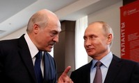 Tổng thống Belarus - Alexander Lukashenko và Tổng thống Nga -Vladimir Putin. Ảnh: Reuters