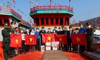 Tháng Thanh niên 2021: Nghệ An tổ chức trồng cây, tặng cờ Tổ quốc cho ngư dân ra khơi bám biển