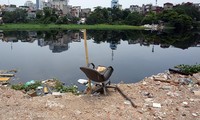 Hồ nước trung tâm Hà Nội bị &apos;bức tử&apos; do rác thải và phế liệu xây dựng