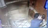 Ông Nguyễn Hữu Linh ôm hôn bé gái trong thang máy. 