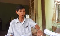 Ông Nguyễn Văn Côi và tài liệu, hồ sơ đất đai gia đình mình. Ảnh: Nguyễn Thành