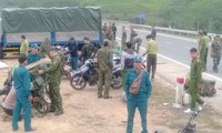 Lực lượng chức năng tập kết, chuẩn bị hành quân vào khu vực có các hầm khai thác vàng trái phép ở Hoà Vang. Ảnh: CTV