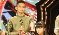 Bí mật về người con trai nuôi lên nhận giải “Mai Vàng” thay cố ca sĩ Phi Nhung