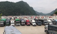 Khoảng 2.300-2.600 xe nông sản đang ùn ứ ở các cửa khẩu tại Lạng Sơn (Ảnh: Nam Khánh)