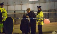 Một em bé được đưa ra khỏi hiện trường vụ khủng bố ở Manchester Arena, Anh.