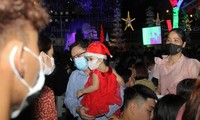 Vui đêm Noel, người dân Sài thành kín kẽ khẩu trang phòng dịch COVID -19 