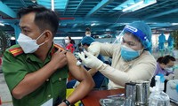 Hình ảnh những người đầu tiên được tiêm vắc xin mũi 3 tại TP.HCM