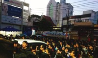 Hàng ngàn sinh viên ở Sài Gòn xếp hàng thâu đêm, chen chúc nhau để đăng ký thi TOEIC.