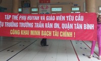 Phụ huynh căng băng rôn phản đối hiệu trưởng trường Trần Văn Ơn (N.S)