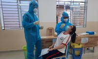 Nhân viên y tế lấy mẫu xét nghiệm COVID-19 cho thí sinh sáng ngày 3/7 (ảnh: Chang Chang)