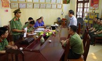 Cơ quan chức năng đọc lệnh khởi tố Phạm Văn Khuông - Phó GĐ Sở GD&ĐT. Ảnh: Nguyễn Lân