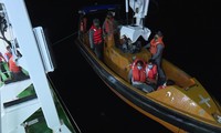 Cận cảnh tàu Kiểm ngư đưa xuồng đón 3 ngư dân thoát nạn tàu chìm