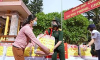 Đại tá Phùng Thị Phú, Trưởng ban Phụ nữ Quân đội trao tặng nhu yếu phẩm thiết yếu cho người dân quận Hoàng Mai, sáng 9/9. Ảnh: Nguyễn Minh