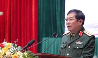 Thượng tướng Lê Huy Vịnh, Ủy viên Trung ương Đảng, Thứ trưởng Bộ Quốc phòng, trình bày báo cáo về kết quả công tác quân sự, quốc phòng năm 2021 tại hội nghị. 