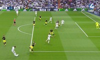 Ronaldo đứng dưới cùng trong tình huống kế trước pha làm bàn của anh - Ramos tạt bóng vào khu vực 16m50 và bị hàng thủ Atletico phá lên.