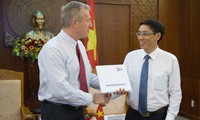 Đại sứ Ted Osius và Chủ tịch Ủy ban Nhân dân tỉnh Khánh Hòa Lê Đức Vinh tại cuộc gặp ngày 24/5.