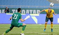 Mặt sân Mỹ Đình lộ chất lượng xấu ở trận đấu của đội tuyển Việt Nam với Australia. 