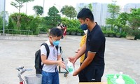 Học sinh tiểu học ở quận Hà Đông, Hà Nội xin mẹ đưa đến cổng trường cho đỡ nhớ. Ảnh: Quỳnh Anh