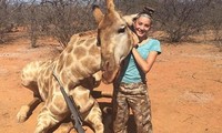 Chụp ảnh với xác động vật hoang dã, nữ thợ săn 12 tuổi lãnh ‘bão gạch đá’
