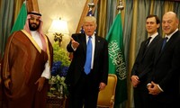 Tổng thống Mỹ Donald Trum (giữa), cùng hai cố vấn Jared Kushner và Gary Cohn, gặp Bộ trưởng Bộ Quốc phòng Ả Rập Saudi Mohammed bin Salman (trái) tại Khách sạn Ritz Carlton ở Riyadh ngày 20/5. Ảnh: Reuters