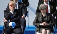 Tổng thống Mỹ Donald Trump và Thủ tướng Anh Theresa May trong một buổi lễ tại trụ sở mới của NATO trước hội nghị thượng đỉnh. Ảnh: Reuters
