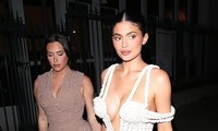 Kylie Jenner tạo thiện cảm nhờ vết rạn da trên ngực