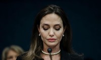 Angelina Jolie đệ đơn tố Brad Pitt bóp cổ, đánh vào mặt con 