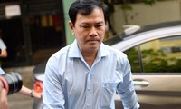 &apos;Né&apos; báo chí, Nguyễn Hữu Linh chạy vội vào nhà vệ sinh khi đến tòa