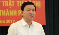 Cơ quan chức năng di lý ông Đinh La Thăng đang tạm giam từ Hà Nội vào TPHCM để xét xử.