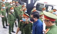 Áp giải cựu Bộ trưởng Đinh La Thăng vào tòa án sáng 14/12. Ảnh: Tân Châu