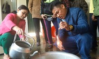 Nước giếng của nhiều gia đình ở Hà Tĩnh đốt cháy ngùn ngụt