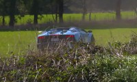 Cầm lái siêu xe Lamborghini gặp khúc cua vẫn phi vào bụi cỏ