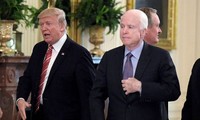 Vì sao Thượng nghị sĩ John McCain không muốn Tổng thống Trump viếng