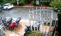 Nữ tài xế bất ngờ mở cửa xe ô tô hất văng xe máy