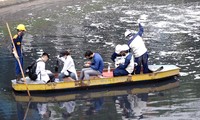 Lấy mẫu giám định nước sông Tô Lịch sau 3 ngày lắp máy nano
